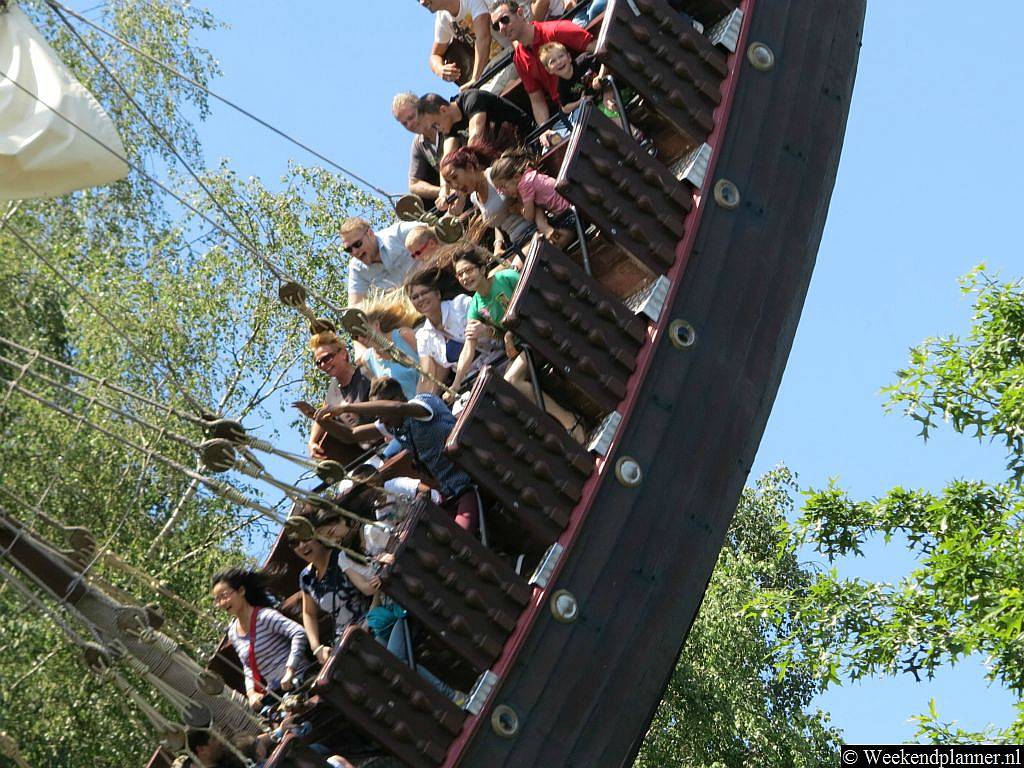 Één van de populaire attracties in de Efteling is het Schommelschip De Halve Maen.Tip: Met de kinderen overnachten bij een pretpark.